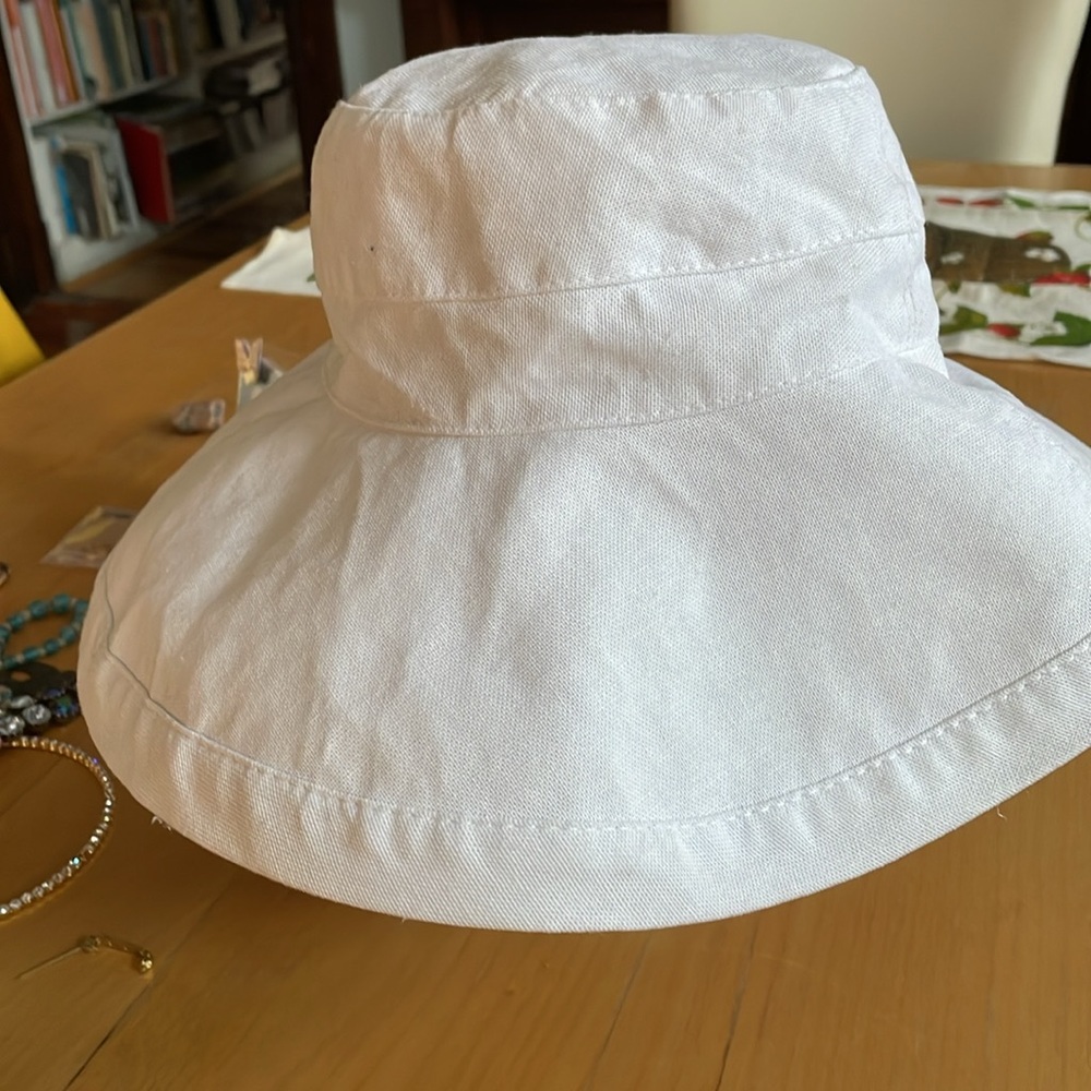 Scalia UPF50+ white cotton hat